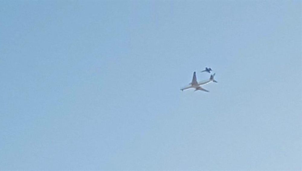 El avión de Air Canadá junto al caza F-18