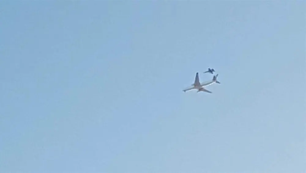 El avión de Air Canadá junto al caza F-18 El avión de Air Canadá junto al caza F-18