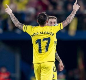 Alcácer celebra su primer gol de amarillo. Alcácer celebra su primer gol de amarillo.
