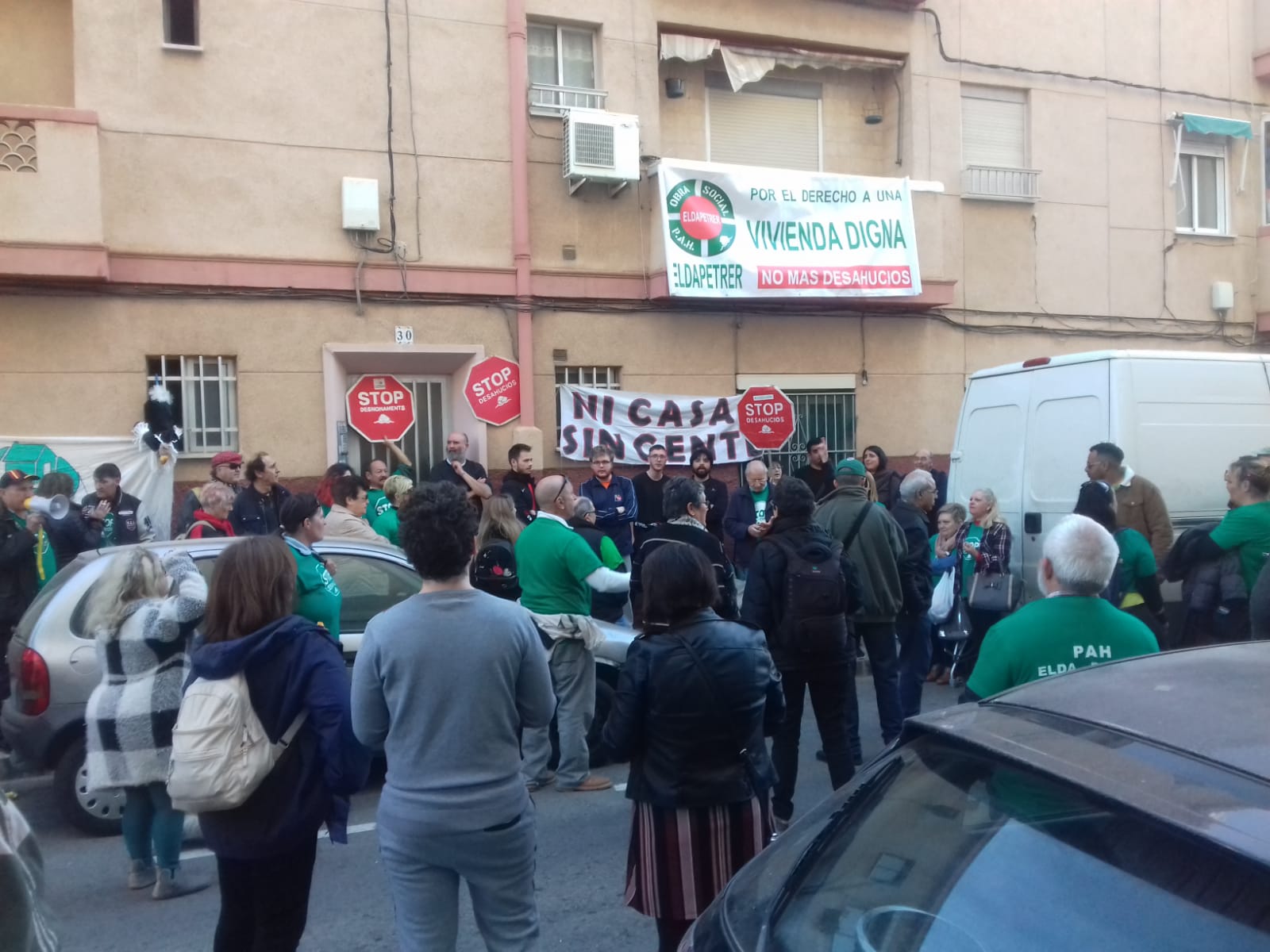 El desahucio previsto en Elche logra un aplazamiento de 45 días para que el afectado pueda encontrar otra vivienda El desahucio previsto en Elche logra un aplazamiento de 45 días para que el afectado pueda encontrar otra vivienda