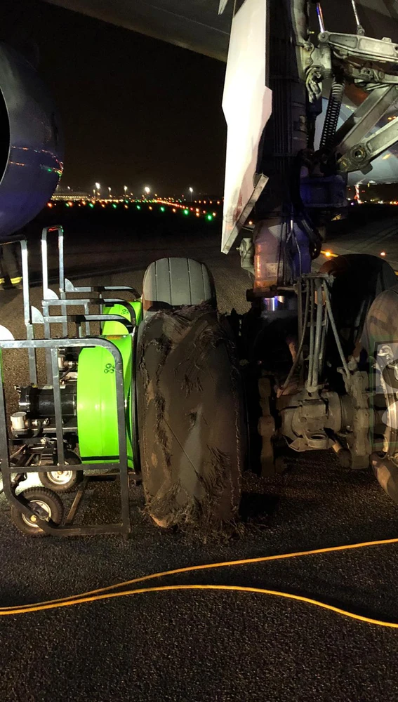 Los daños del tren trasero del avión de Air Canadá que ha aterrizado de emergencia