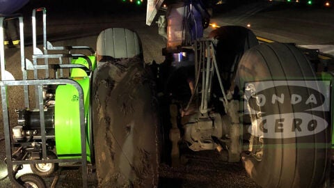 Los da&ntilde;os del tren trasero del avi&oacute;n de Air Canad&aacute; que ha aterrizado de emergencia