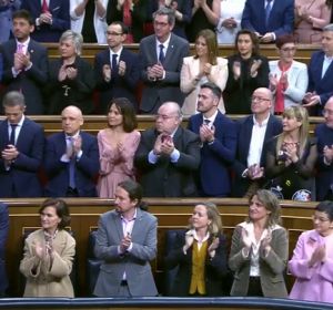 El tímido aplauso de los miembros de Podemos al Rey Felipe VI en el acto de apertura de legislatura en el Congreso El tímido aplauso de los miembros de Podemos al Rey Felipe VI en el acto de apertura de legislatura en el Congreso