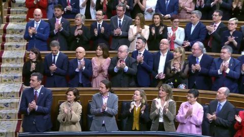 El t&iacute;mido aplauso de los miembros de Podemos al Rey Felipe VI en el acto de apertura de legislatura en el Congreso