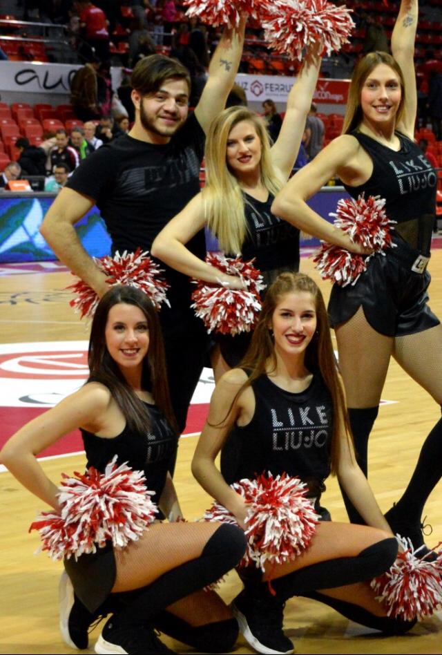 Joel, 'cheerleader' del Basket Zaragoza: "Cada partido disfruto como un niño pequeño" Joel, 'cheerleader' del Basket Zaragoza: "Cada partido disfruto como un niño pequeño"