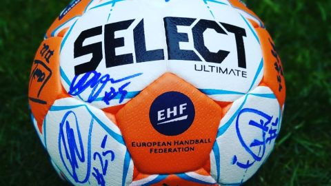 Bal&oacute;n balonmano firmando por los jugadores del BM Ciudad de Logro&ntilde;o