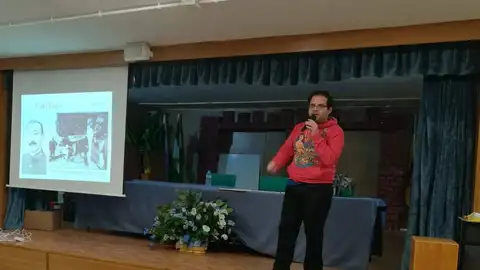 Eugenio, durante una de sus clases Eugenio, durante una de sus clases