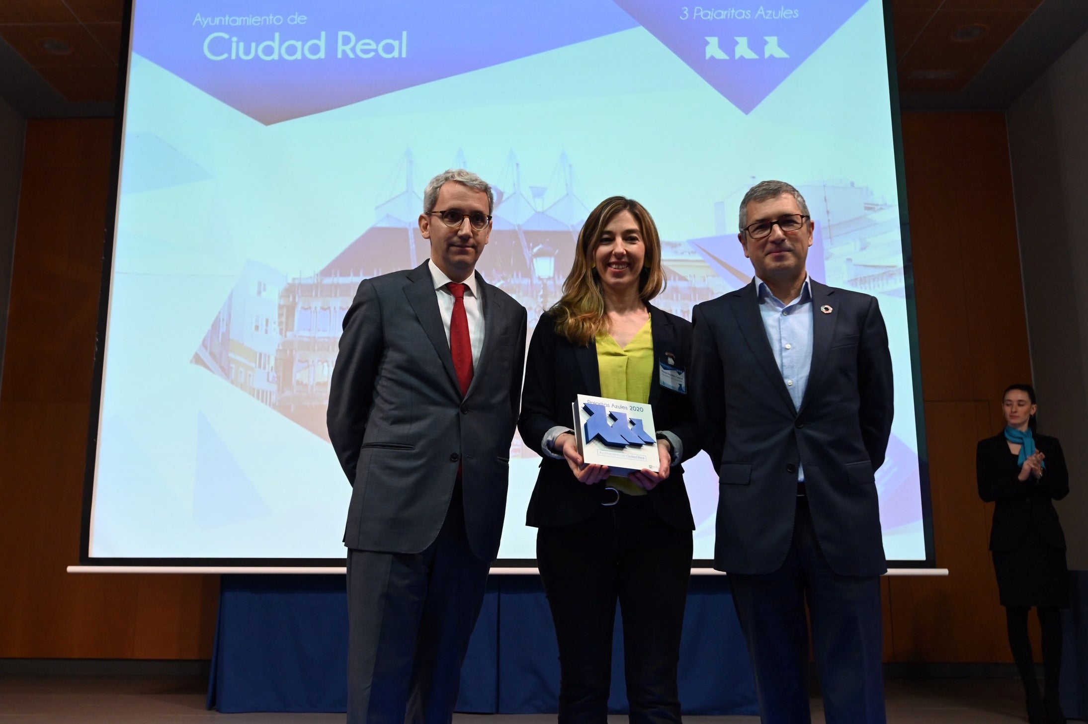 El Ayuntamiento de Ciudad Real y RSU recogen las 3 Pajaritas Azules El Ayuntamiento de Ciudad Real y RSU recogen las 3 Pajaritas Azules