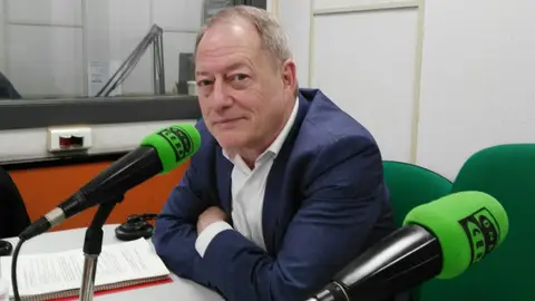 Aurelio Martín en los estudios de ONDA CERO Gijón Concejal de Medio Ambiente y Movilidad de Gijón