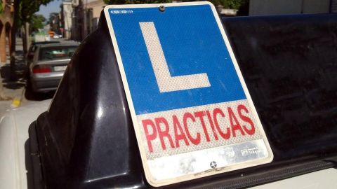 Coche de pr&aacute;cticas de una autoescuela. 