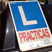 Coche de prácticas de una autoescuela. 