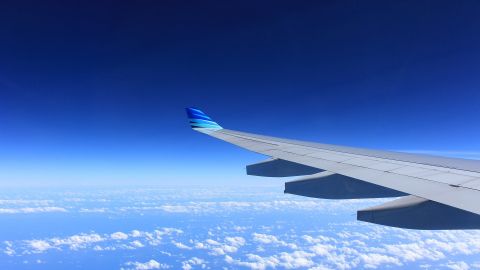 Avi&oacute;n en pleno vuelo