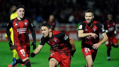 Los jugadores del Mirand&eacute;s celebran su gol ante el Villarreal. 