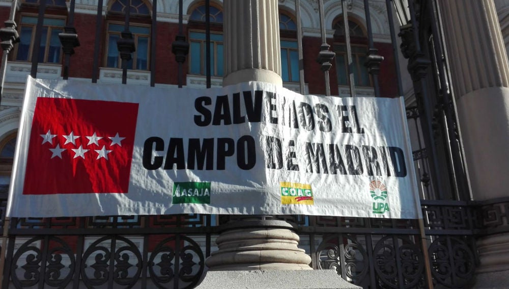 Cartel de protesta de los agricultores y ganaderos de Madrid.