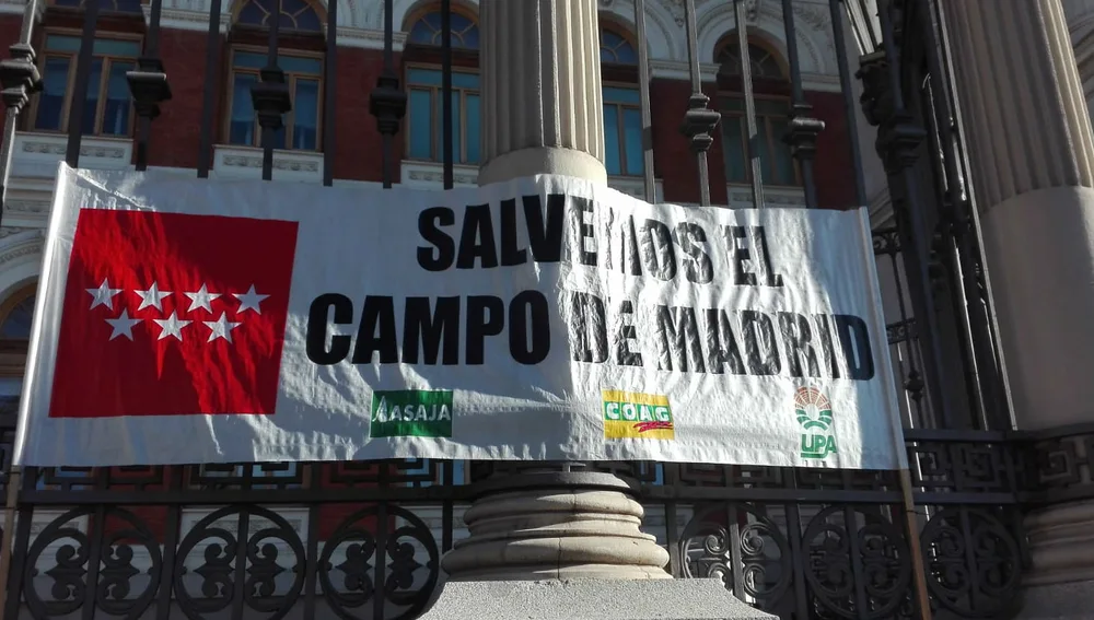 Cartel de protesta de los agricultores y ganaderos de Madrid. Cartel de protesta de los agricultores y ganaderos de Madrid.