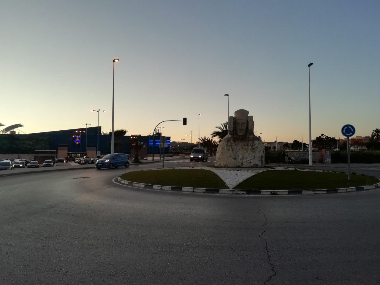 La Policía Local de Elche destina dos patrullas para el control de aforo en los centros comerciales La Policía Local de Elche destina dos patrullas para el control de aforo en los centros comerciales