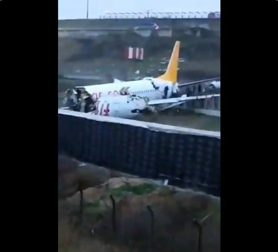 Al menos un fallecido en el accidente del avión que se partió tras salirse de la pista de aterrizaje en Turquía Al menos un fallecido en el accidente del avión que se partió tras salirse de la pista de aterrizaje en Turquía