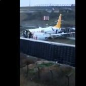 Avión accidentado en el aeropuerto de Estambul
