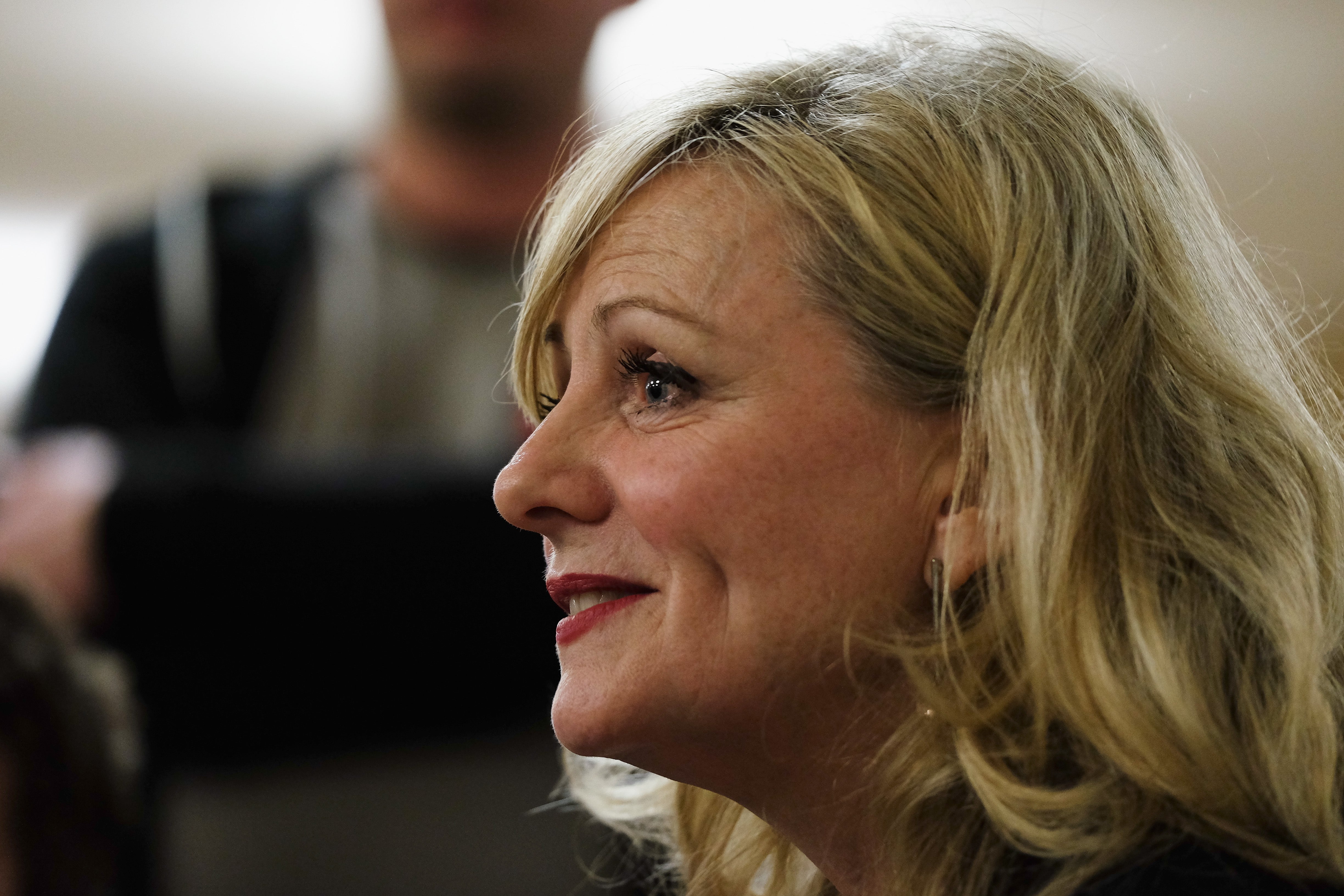 Insultos machistas a un diputada británica por llevar un vestido con el hombro descubierto Insultos machistas a un diputada británica por llevar un vestido con el hombro descubierto