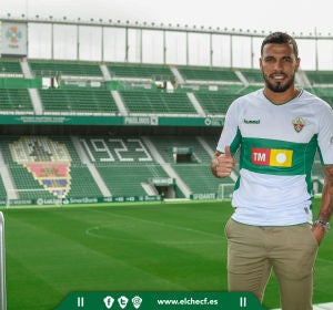 Jonathas de Jesus posa con la camiseta del Elche CF en su segunda etapa como futbolista franjiverde. Jonathas de Jesus posa con la camiseta del Elche CF en su segunda etapa como futbolista franjiverde.