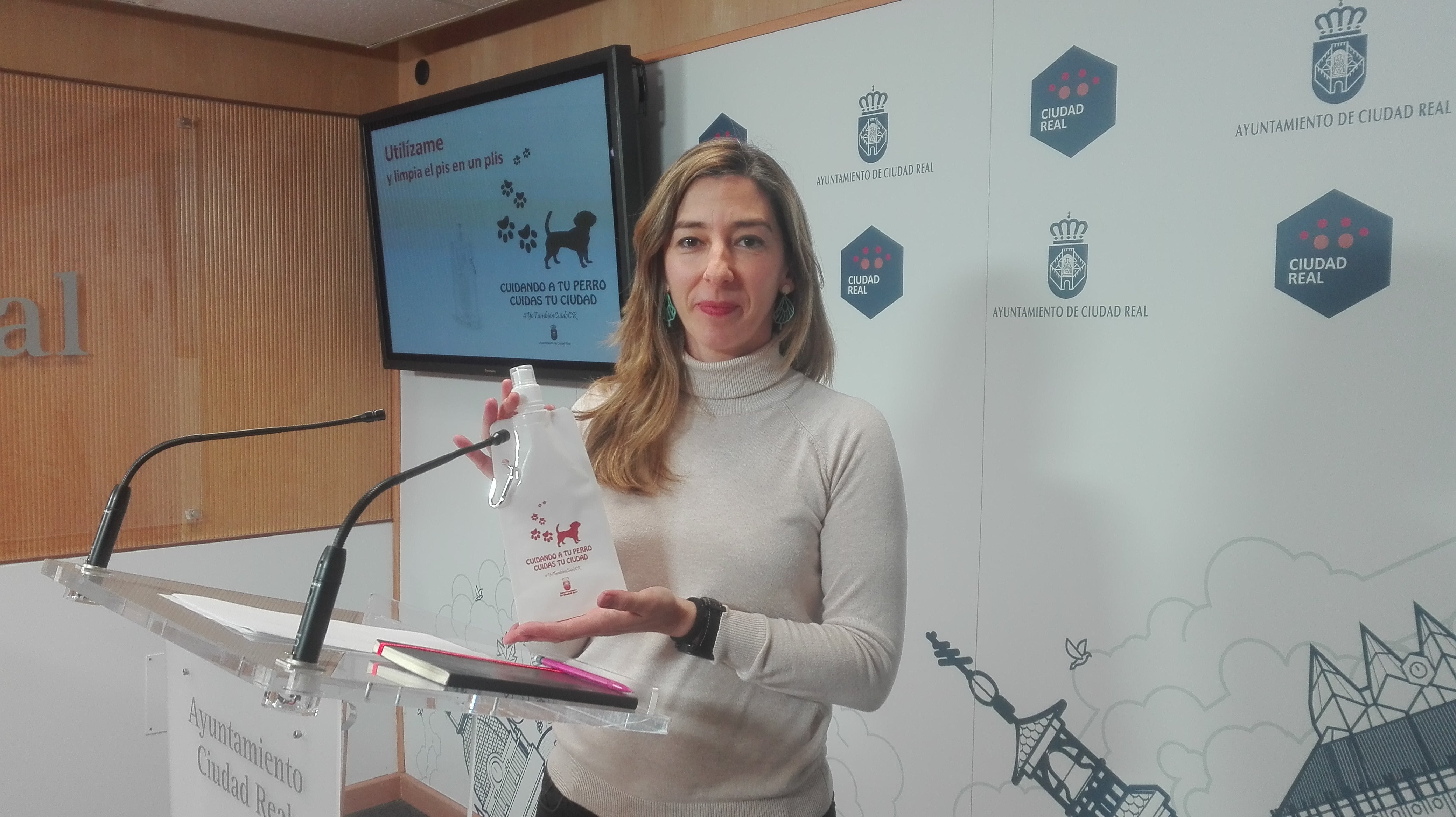Los propietarios de perros de Ciudad Real deberán llevar una botella con agua y vinagre para limpiar los orines Los propietarios de perros de Ciudad Real deberán llevar una botella con agua y vinagre para limpiar los orines