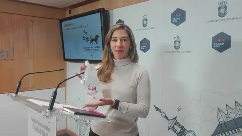 Mariana Boadella sostiene una de las botellas que se van a repartir Mariana Boadella sostiene una de las botellas que se van a repartir