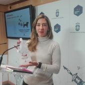 Mariana Boadella sostiene una de las botellas que se van a repartir