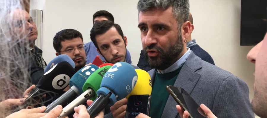 Pere Fuset atiende a los medios de comunicación Pere Fuset atiende a los medios de comunicación