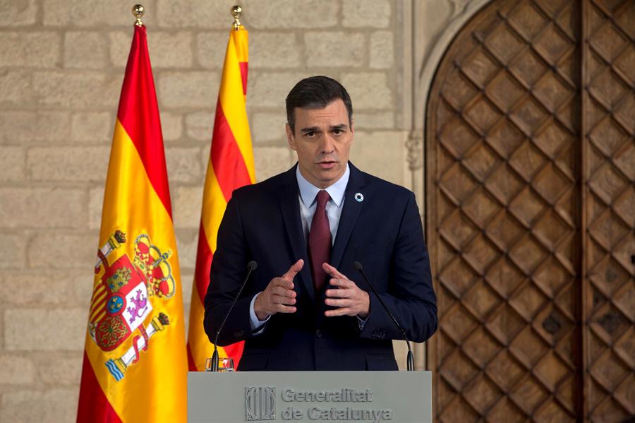 Sánchez propone a Torra resolver el "conflicto" con la senda del "diálogo": "La ley por sí sola no basta" Sánchez propone a Torra resolver el "conflicto" con la senda del "diálogo": "La ley por sí sola no basta"
