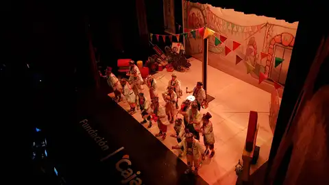 Comparsa "Los tocaos del ala" - COAC p18 Localidad: Tocina (Sevilla) Autoría Letra: Antonio Jesús Bazalo de Miguel y Antonio Díaz Parrado Autoría Música: José María Barranco Cabrera y Antonio Jesús Bazalo de Miguel Dirección: Francisco Jesús Gómez León Representante Legal: Jesús Díaz García.