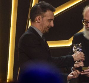 Alejandro Amenabar entrega a José Luis Cuerda el Feroz de Honor 2019 Alejandro Amenabar entrega a José Luis Cuerda el Feroz de Honor 2019