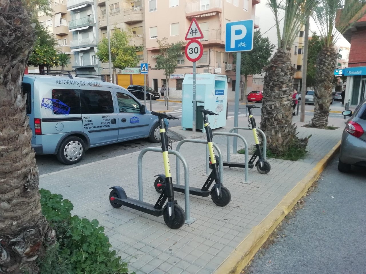 Elche ordena a la Policía Local retirar los patinetes eléctricos que una empresa ancla al mobiliario de los aparcamientos públicos de bicicletas Elche ordena a la Policía Local retirar los patinetes eléctricos que una empresa ancla al mobiliario de los aparcamientos públicos de bicicletas