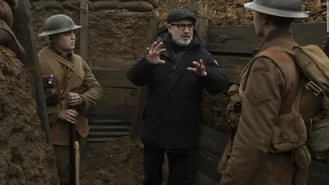 El director Sam Mendes, en pleno set de rodaje de la cinta bélica '1917', una de las favoritas para los Oscar 2020 La película, montada para que parezca un único plano secuencia, no cuenta con actores conocidos en los papeles principales