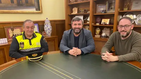 El nuevo jefe de la Policía Local de Crevillent junto al alcalde y el concejal de Seguridad. El nuevo jefe de la Policía Local de Crevillent junto al alcalde y el concejal de Seguridad.