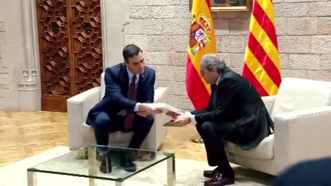 Torra regala a S&aacute;nchez dos libros con mensaje: uno de derechos humanos en ingl&eacute;s y otro de poes&iacute;a en catal&aacute;n