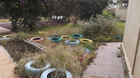 Zona exterior sin mantenimiento del colegio Virgen de la Luz de Elche.
