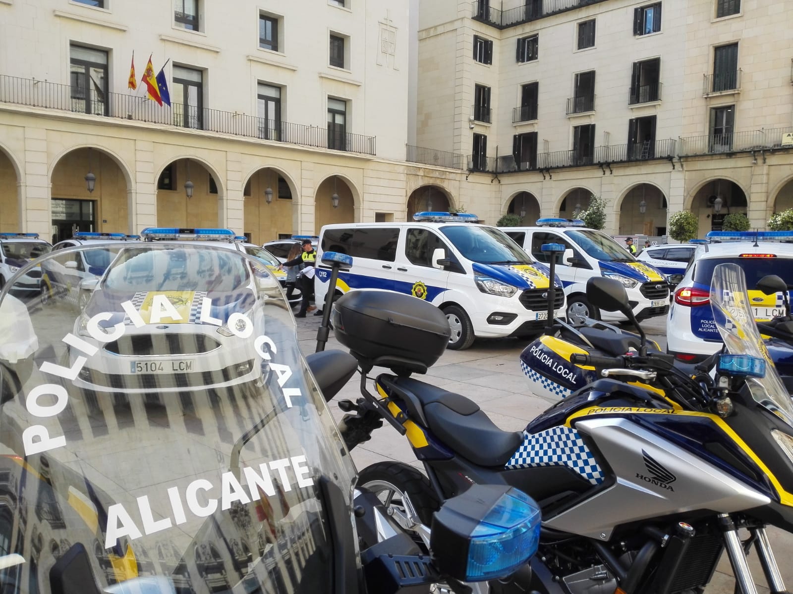 El Ayuntamiento de Alicante destina 1,2 millones a renovar la flota de vehículos de la Policía Local El Ayuntamiento de Alicante destina 1,2 millones a renovar la flota de vehículos de la Policía Local