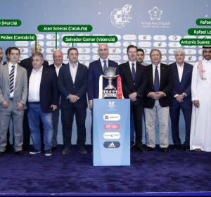 Los presidentes de las Federaciones territoriales con Rubuales en Arabia Saudí. Los presidentes de las Federaciones territoriales con Rubuales en Arabia Saudí.