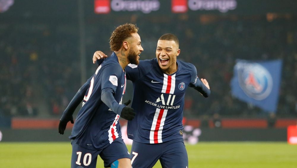 Neymar y Mbappé celebran un gol con el PSG