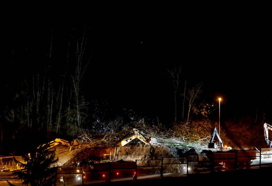 Dos desaparecidos tras quedar sepultados por un desprendimiento de tierra en una carretera de Vizcaya Dos desaparecidos tras quedar sepultados por un desprendimiento de tierra en una carretera de Vizcaya