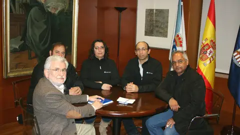 Rosendo Fernández cos profesionais portugueses que posteriormente visitaron a explotación de porco celta que o Inorde ten en Armariz Rosendo Fernández cos profesionais portugueses que posteriormente visitaron a explotación de porco celta que o Inorde ten en Armariz