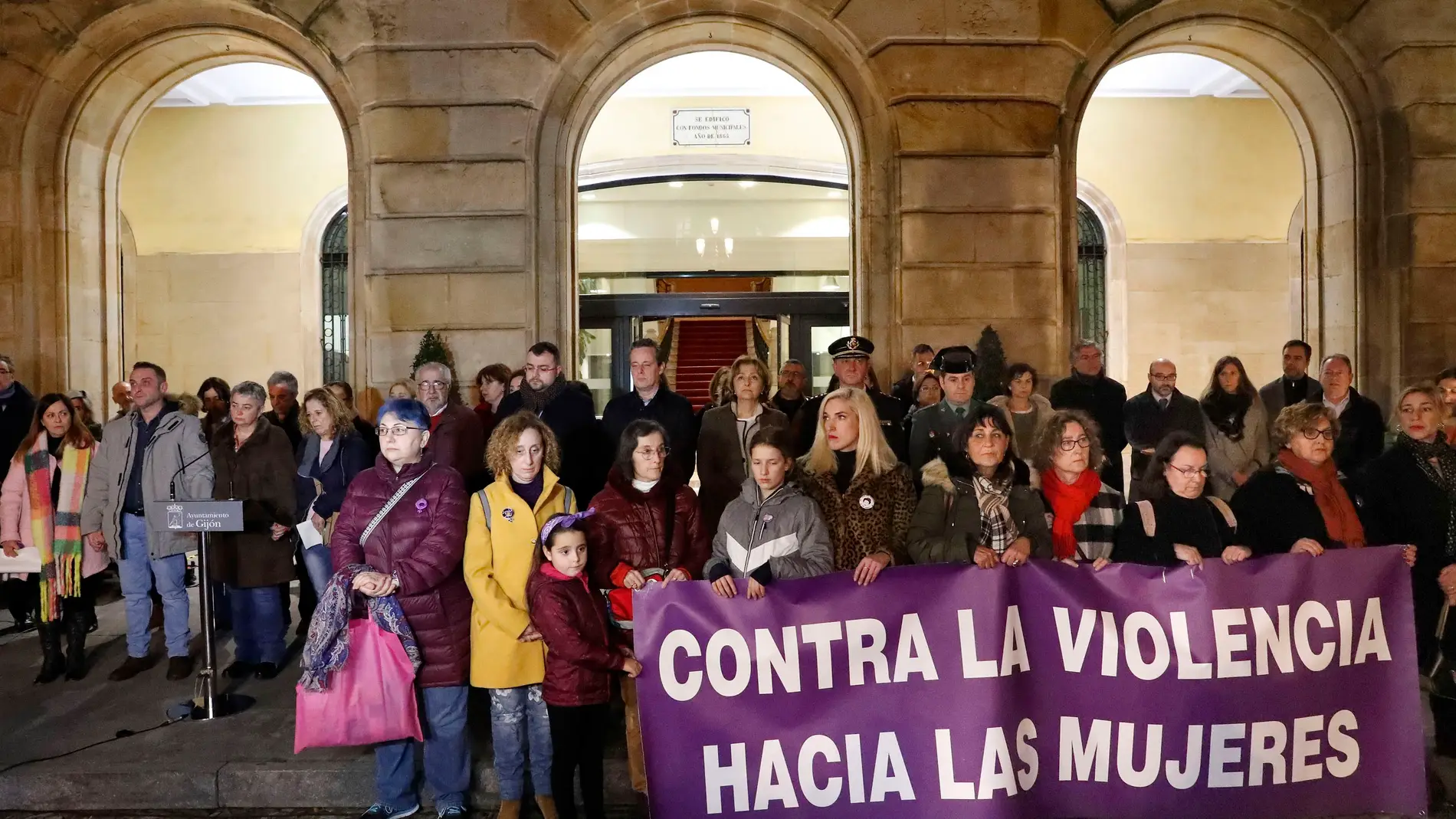 Concentración en Gijón tras el asesinato machista de Lorena Dacuña