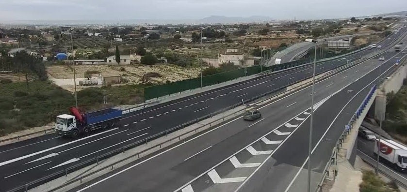 Un hombre de 30 años pierde la vida en un accidente de tráfico en la A-70 a su paso por Elche Un hombre de 30 años pierde la vida en un accidente de tráfico en la A-70 a su paso por Elche