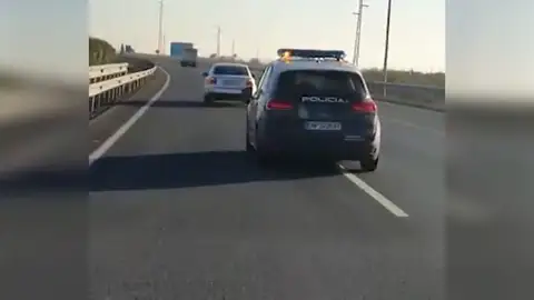 Espectacular persecución policial que acabó con dos policías heridos en Huelva Espectacular persecución policial que acabó con dos policías heridos en Huelva