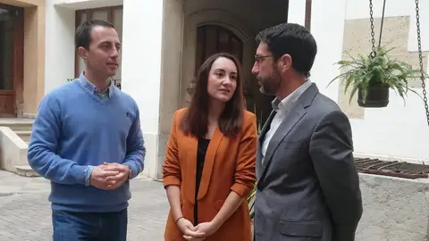 Llorenç Galmés, Beatriz Camiña y Toni Amengual, representantes de PP, Cs y PI en el Consell de Mallorca. Llorenç Galmés, Beatriz Camiña y Toni Amengual, representantes de PP, Cs y PI en el Consell de Mallorca.