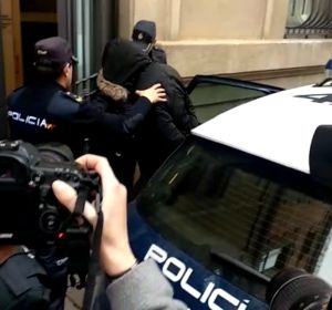 Vídeo de la llegada a los juzgados de Palencia del hombre acusado de arrojar a su bebe al río Carrión en Husillos. Vídeo de la llegada a los juzgados de Palencia del hombre acusado de arrojar a su bebe al río Carrión en Husillos.