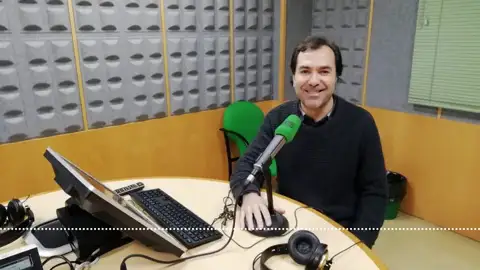 Así simuló Luis Llera la transmisión de un rally desde una cabina de teléfono Así simuló Luis Llera la transmisión de un rally desde una cabina de teléfono