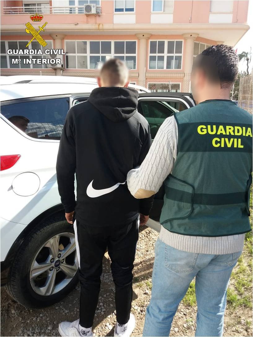 La Guardia Civil detiene en Santa Pola a un joven de 19 años acusado de extorsionar a cuatro menores La Guardia Civil detiene en Santa Pola a un joven de 19 años acusado de extorsionar a cuatro menores