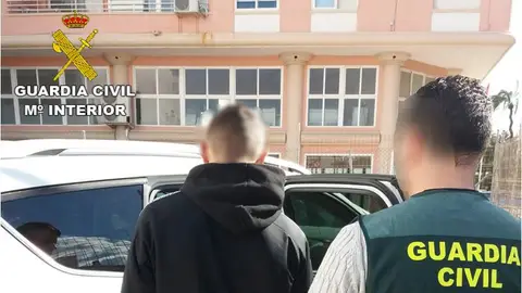 Un agente de la Guardia Civil con el joven detenido en Santa Pola. Un agente de la Guardia Civil con el joven detenido en Santa Pola.