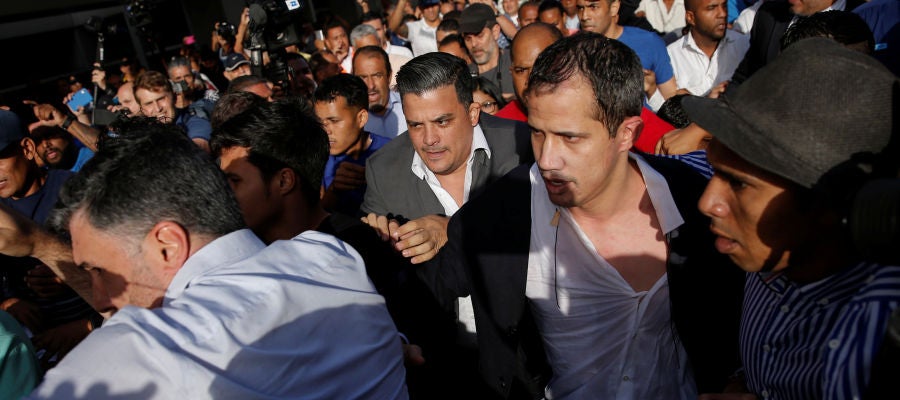 Golpean a Guaidó a su llegada al aeropuerto de Carcas Golpean a Guaidó a su llegada al aeropuerto de Carcas